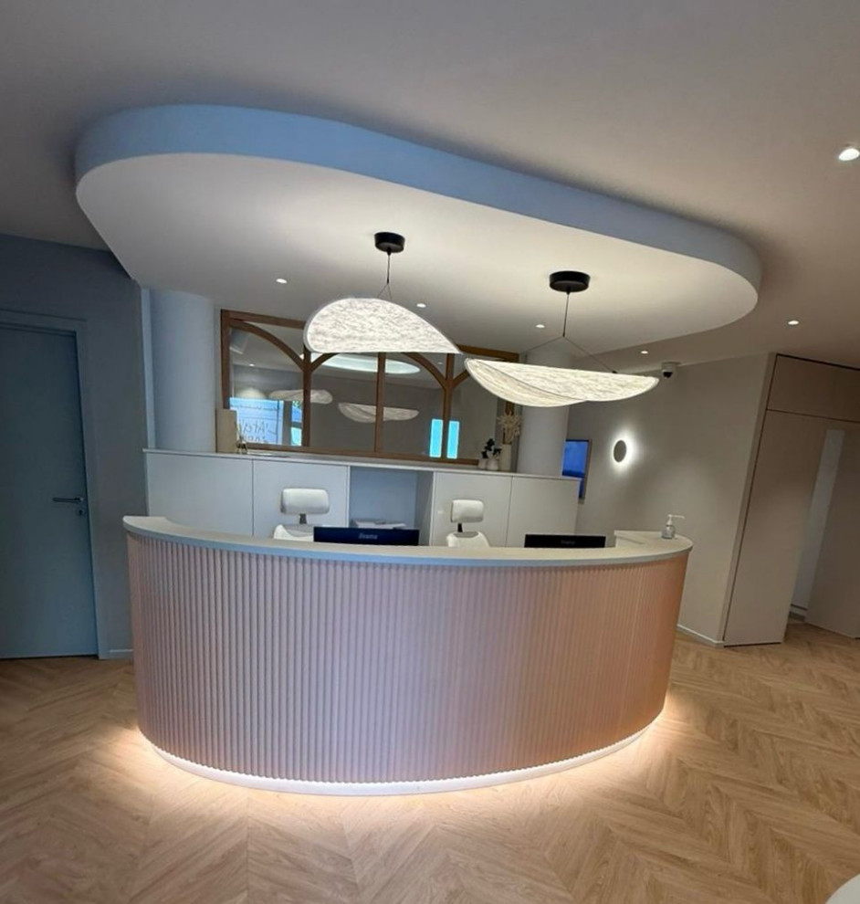 Современный интерьер стоматологической клиники с декоративной отделкой