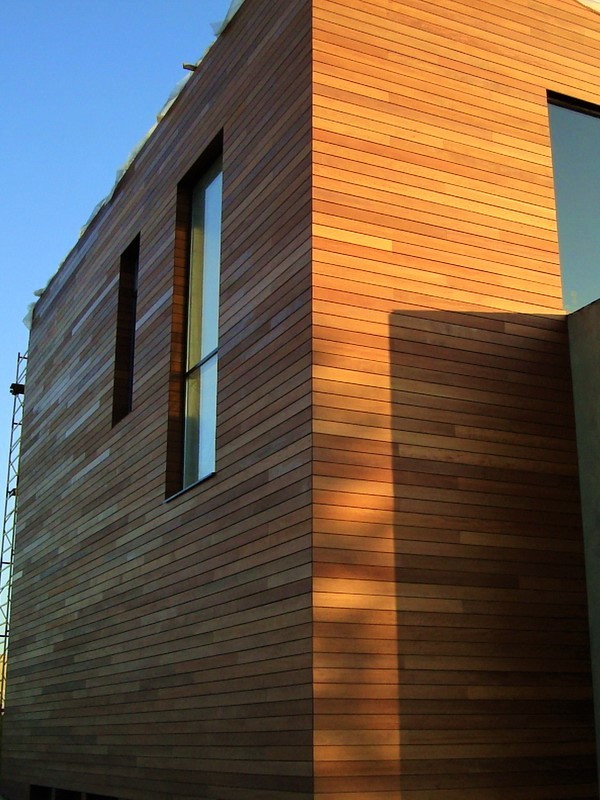 Монтаж фасада жилого дома из деревянных панелей планкен.