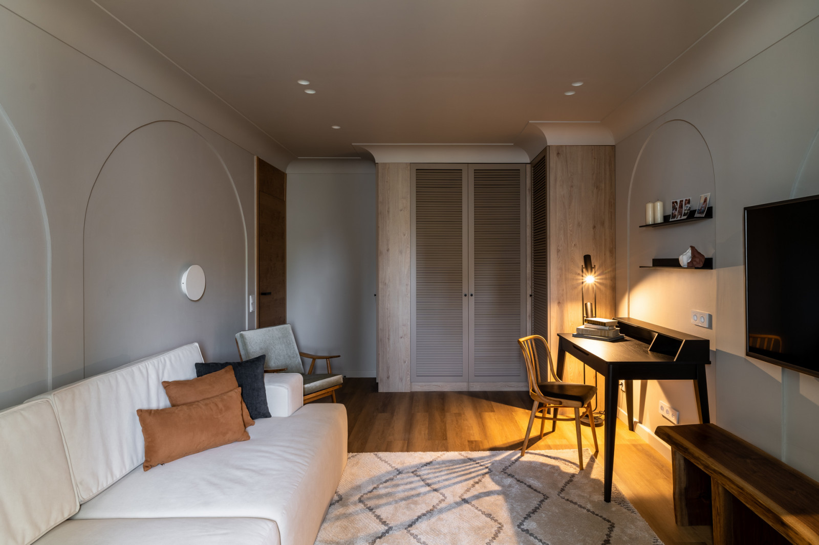 Солнце, арки и осиное гнездо в гостиной