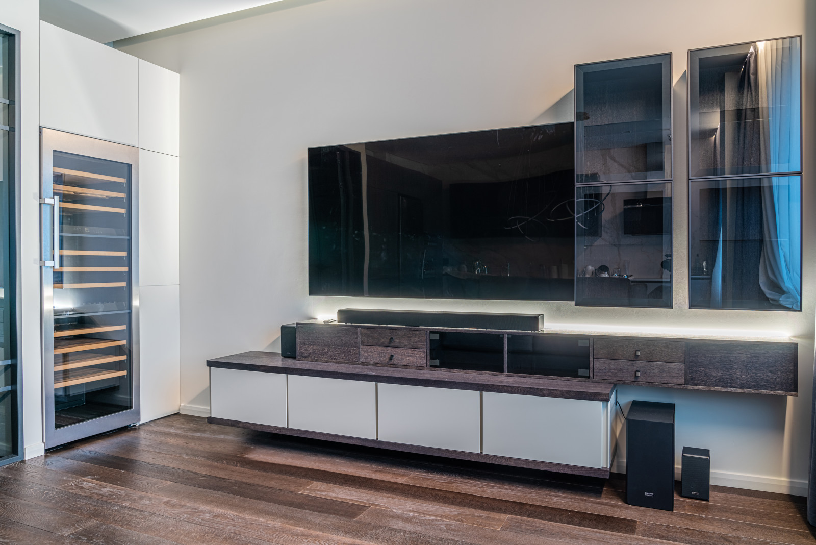 Мебель для гостиной с подвесной ТВ тумбой