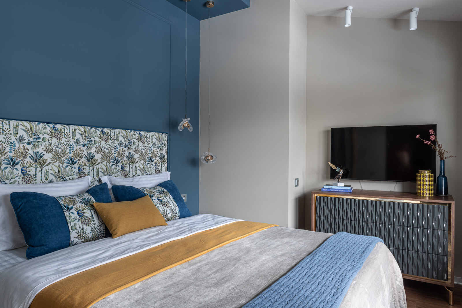 Взрыв цвета на мансардном этаже