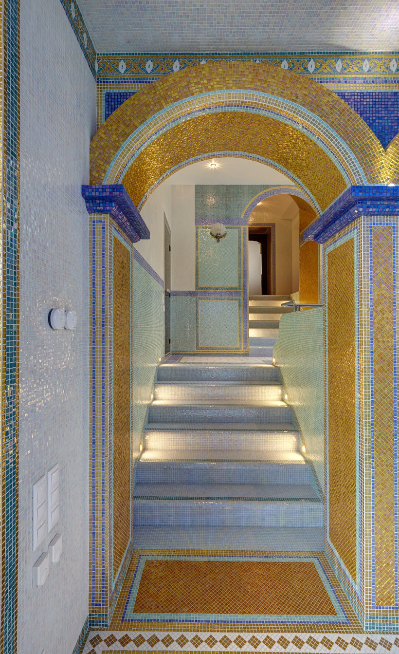 Художественная сборка панно из мозаики