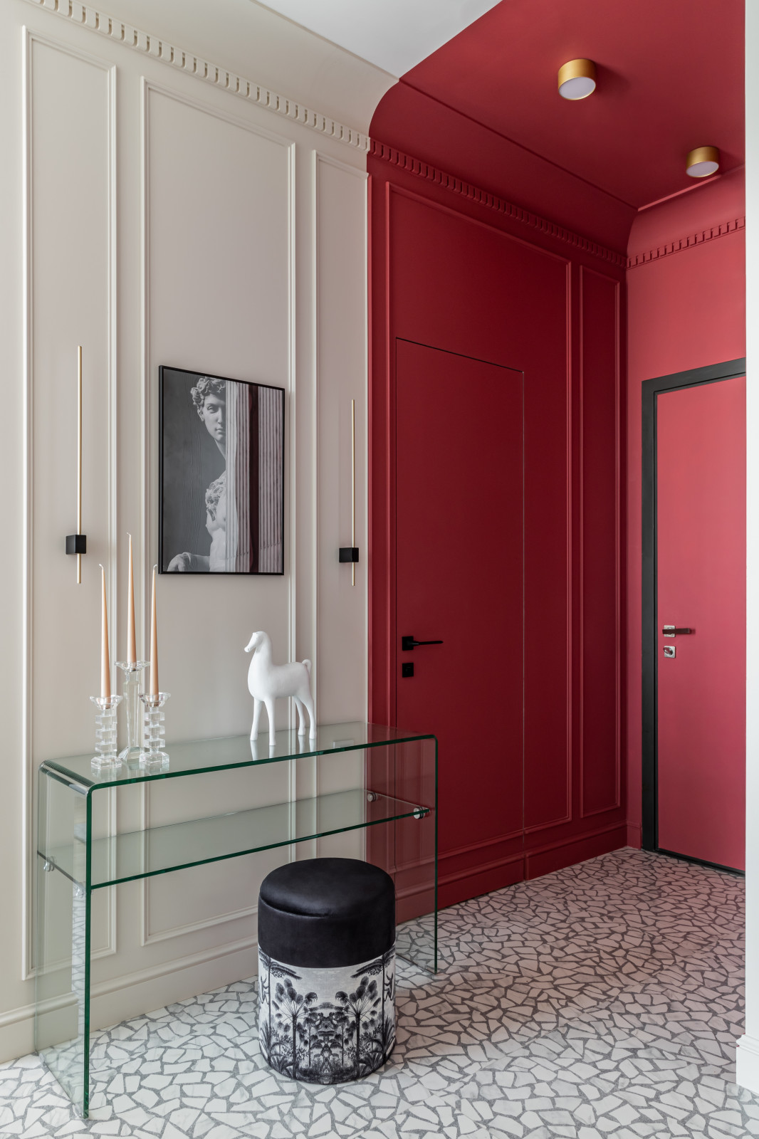 Цвет, неон и греческие богини - современная квартира 35 м² для блогера в Москве