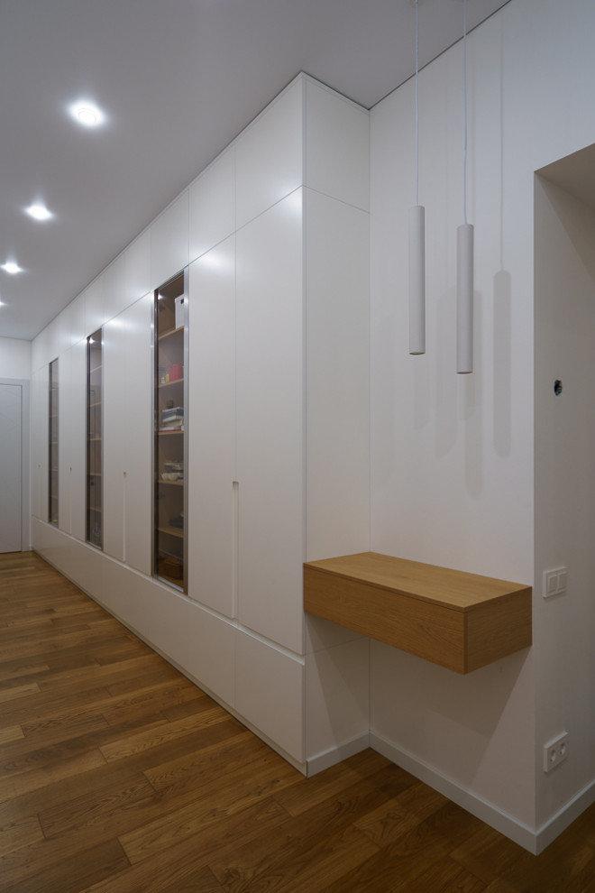 Длинный шкаф для длинного коридора