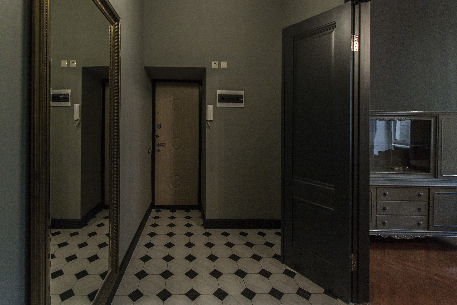 Неоклассика в чёрно-серых тонах.