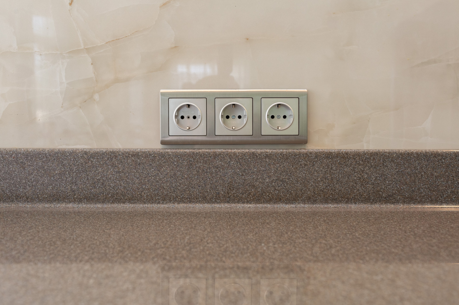 Кухня с островом и каменной столешницей