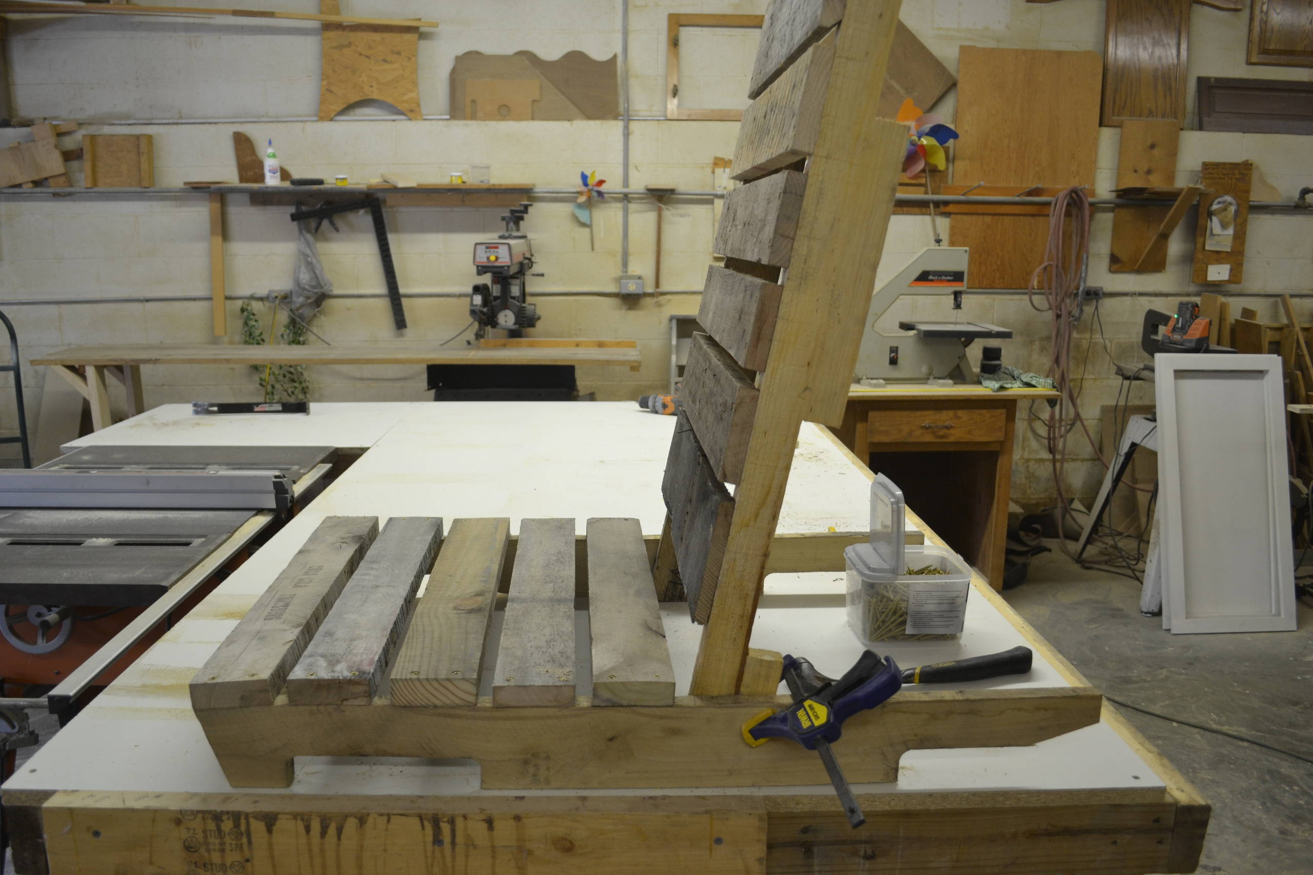 DIY: Кресло из поддонов своими руками для открытой террасы