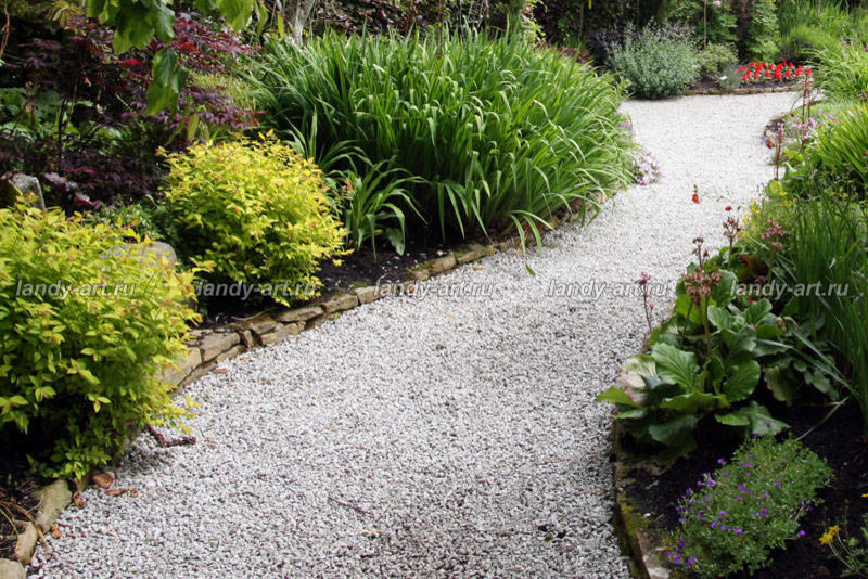 Использование сыпучих материалов в саду.