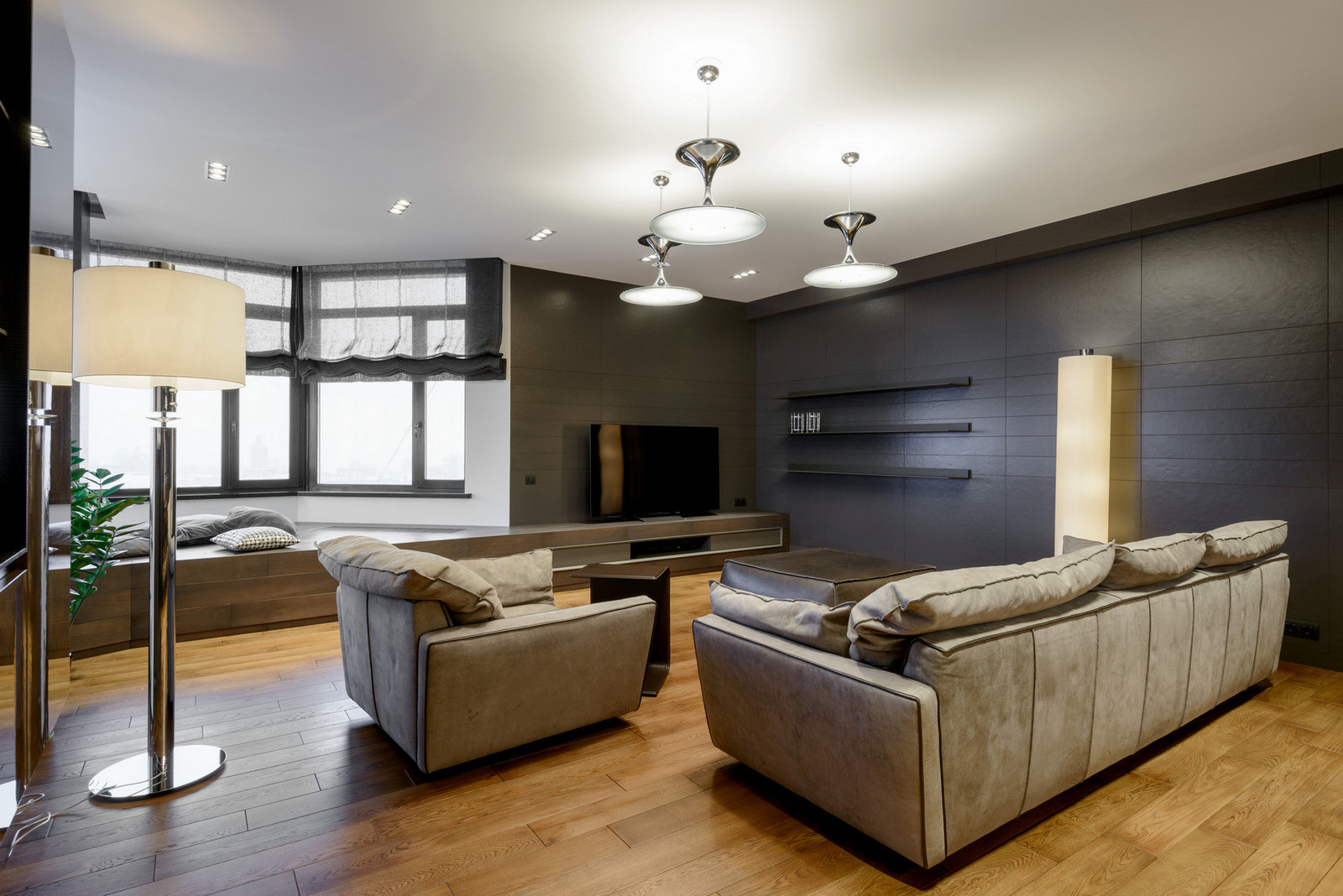 Массивная доска "BEARMADE" в брутальной квартире по проекту Риты Лессинг