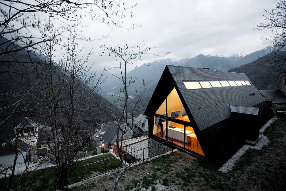 Houzz Испания: Дом для двух семей в горной долине