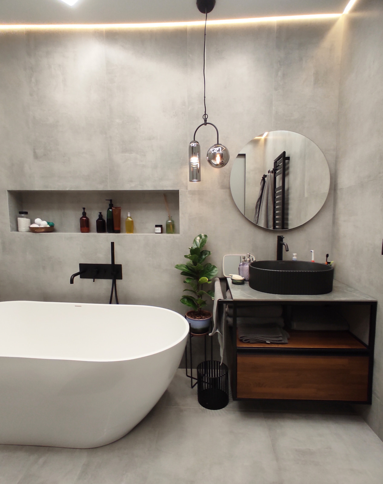 Бетон и металл в ванной комнате