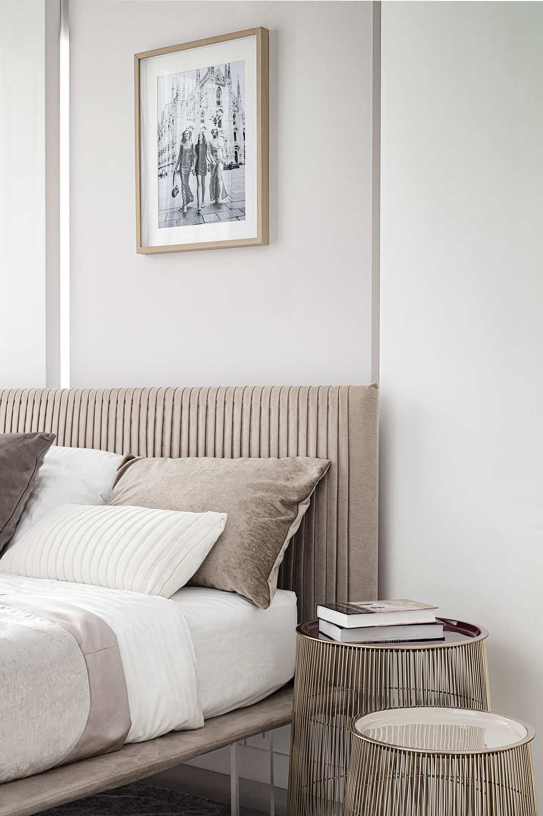 Большой красивый белый дом