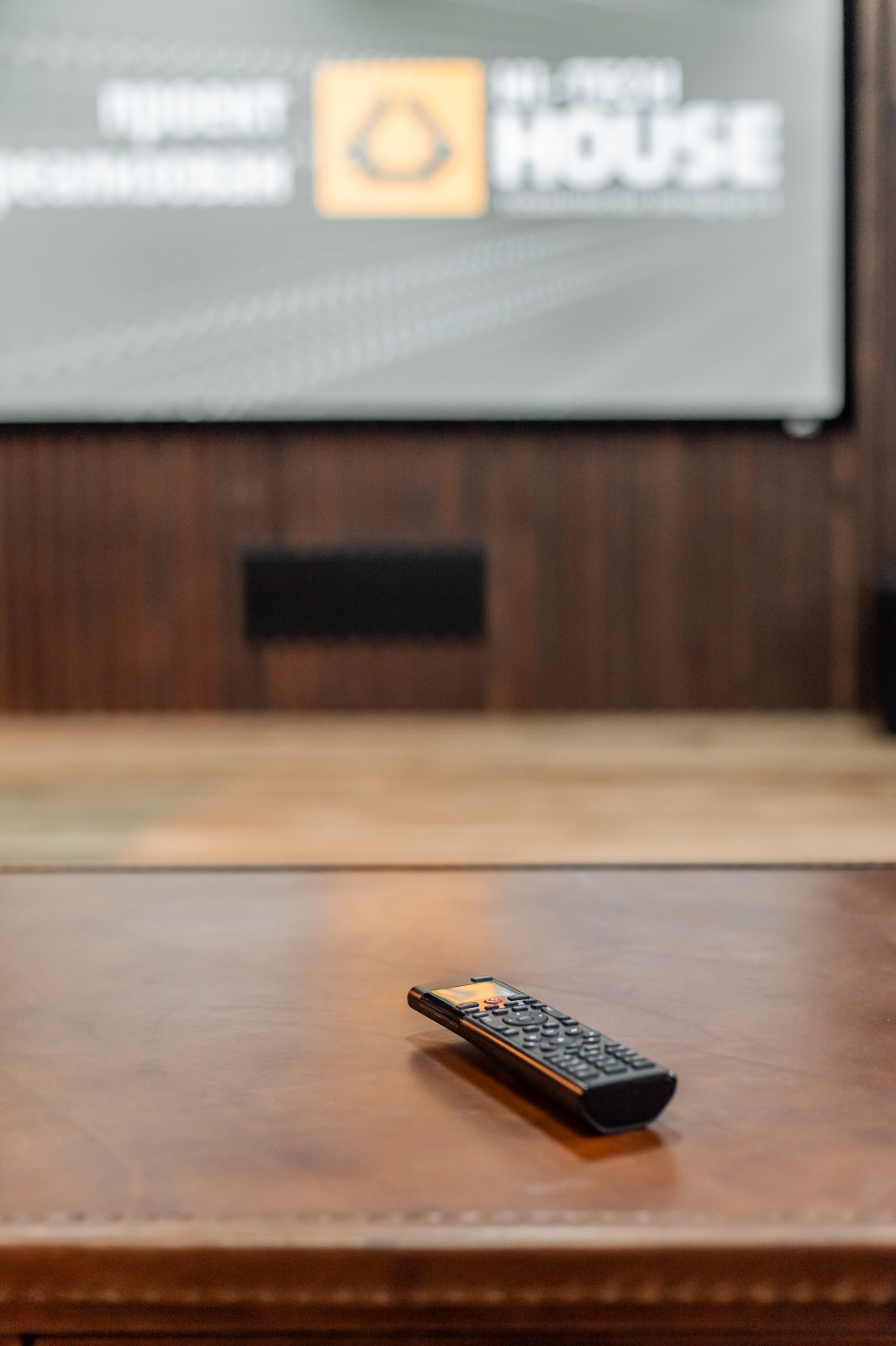 Гостевой домик с домашним кинотеатром в стиле лофт.