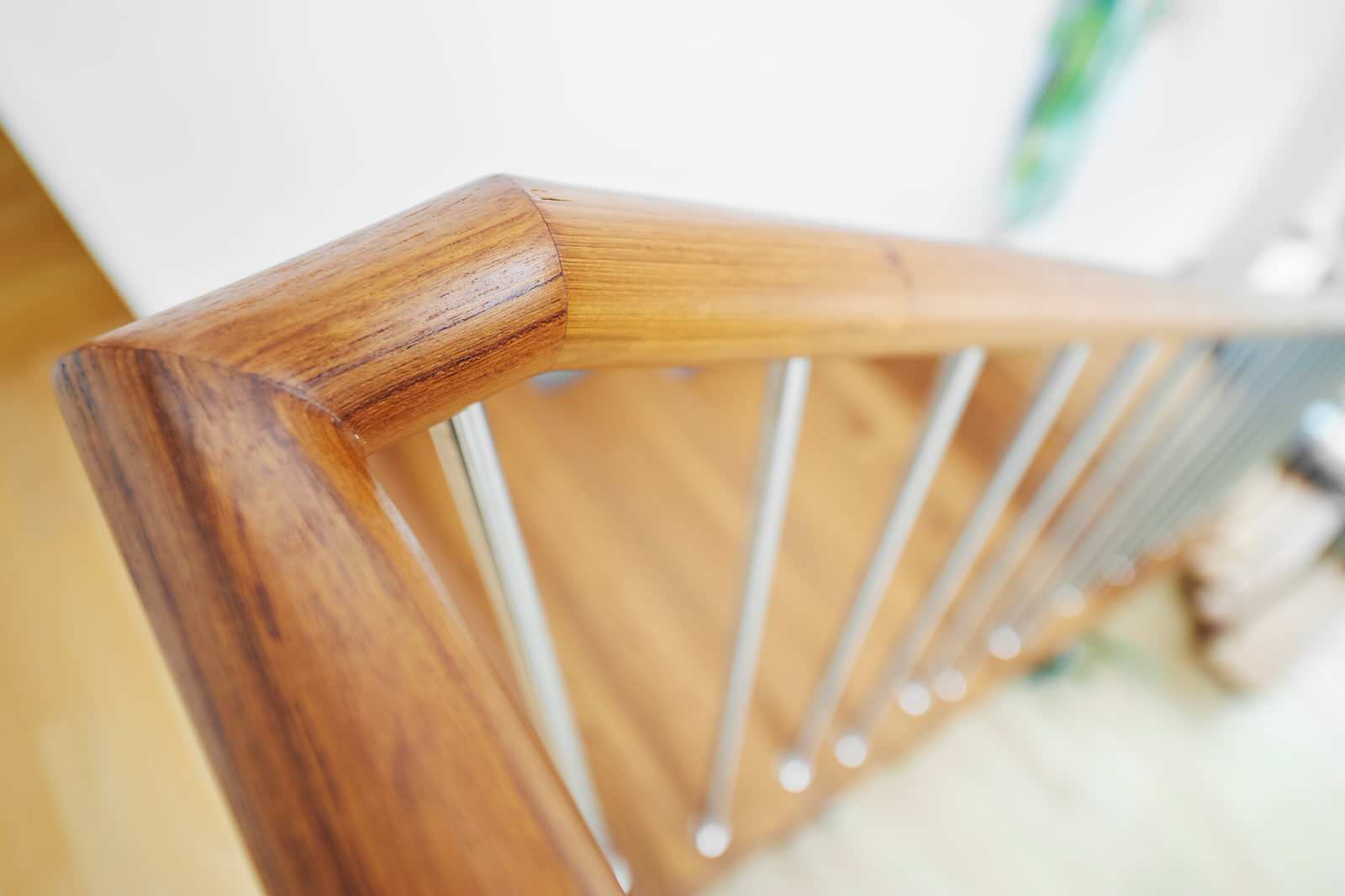 консольная лестница из бирманского тика