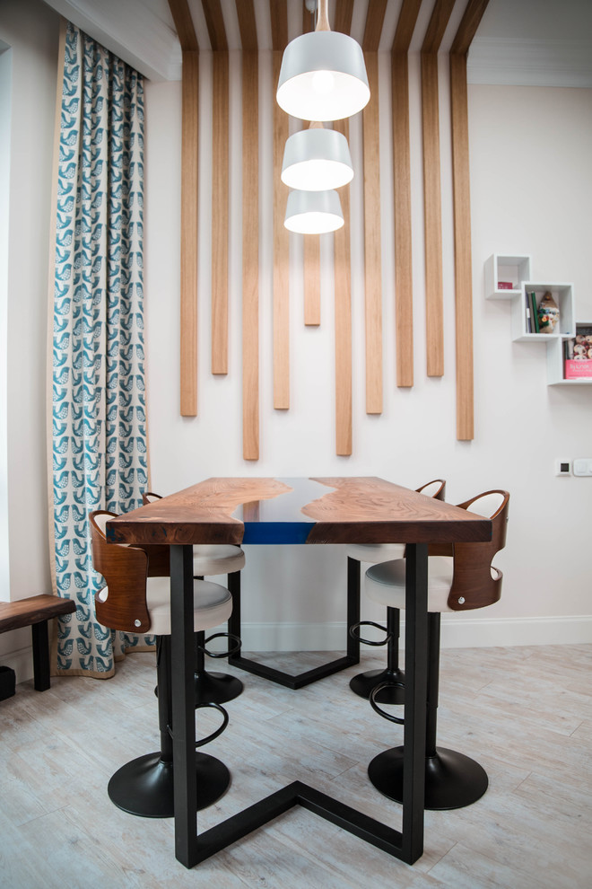 Столовая зона в квартире с панорамным видом