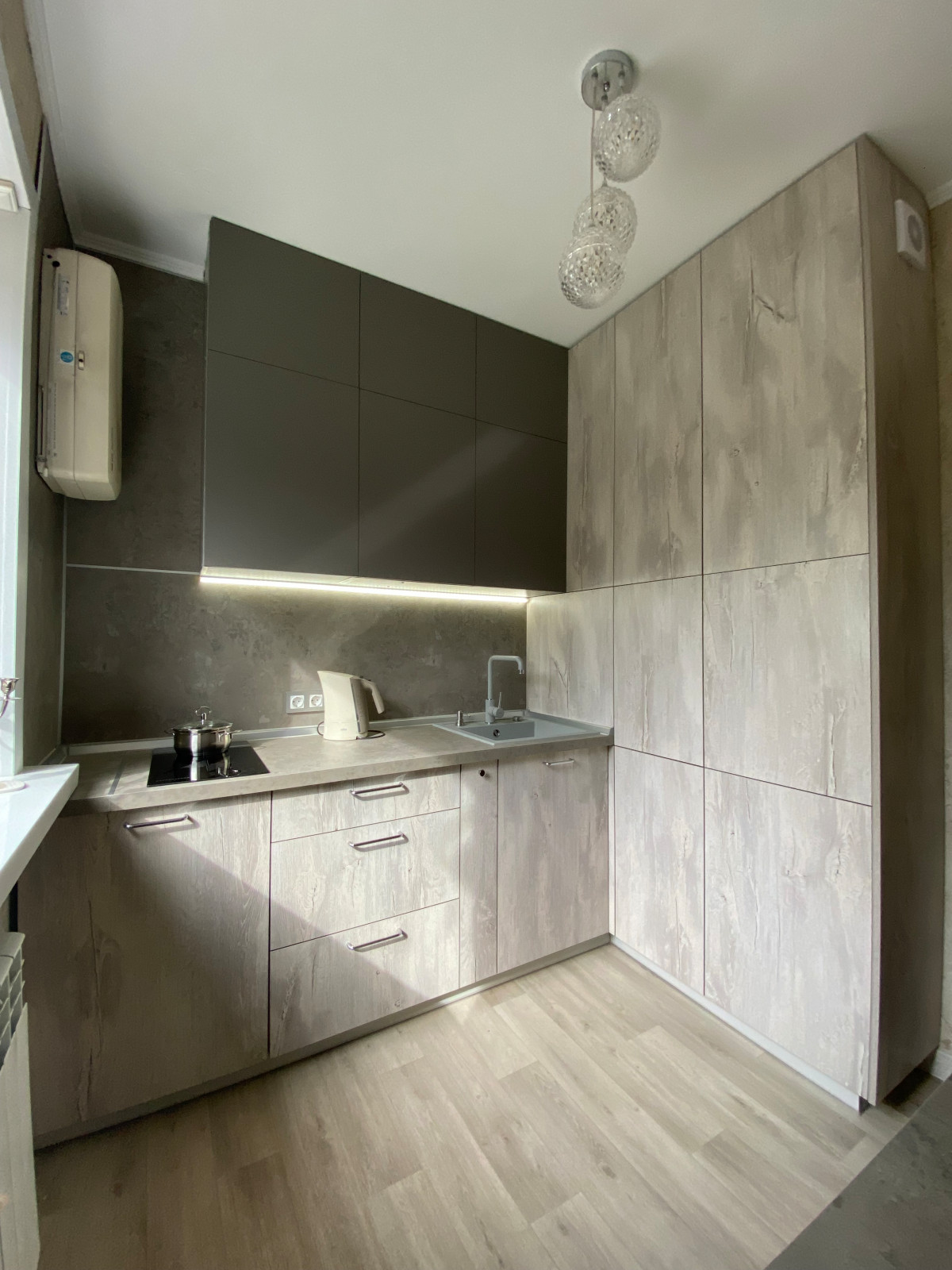 Маленькая угловая встроенная кухня в коричневом и светло-сером цвете