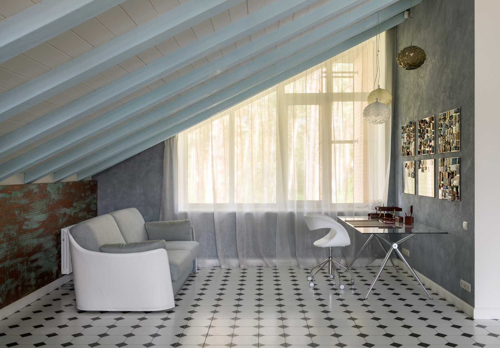 Яркая мансарда в загородном доме