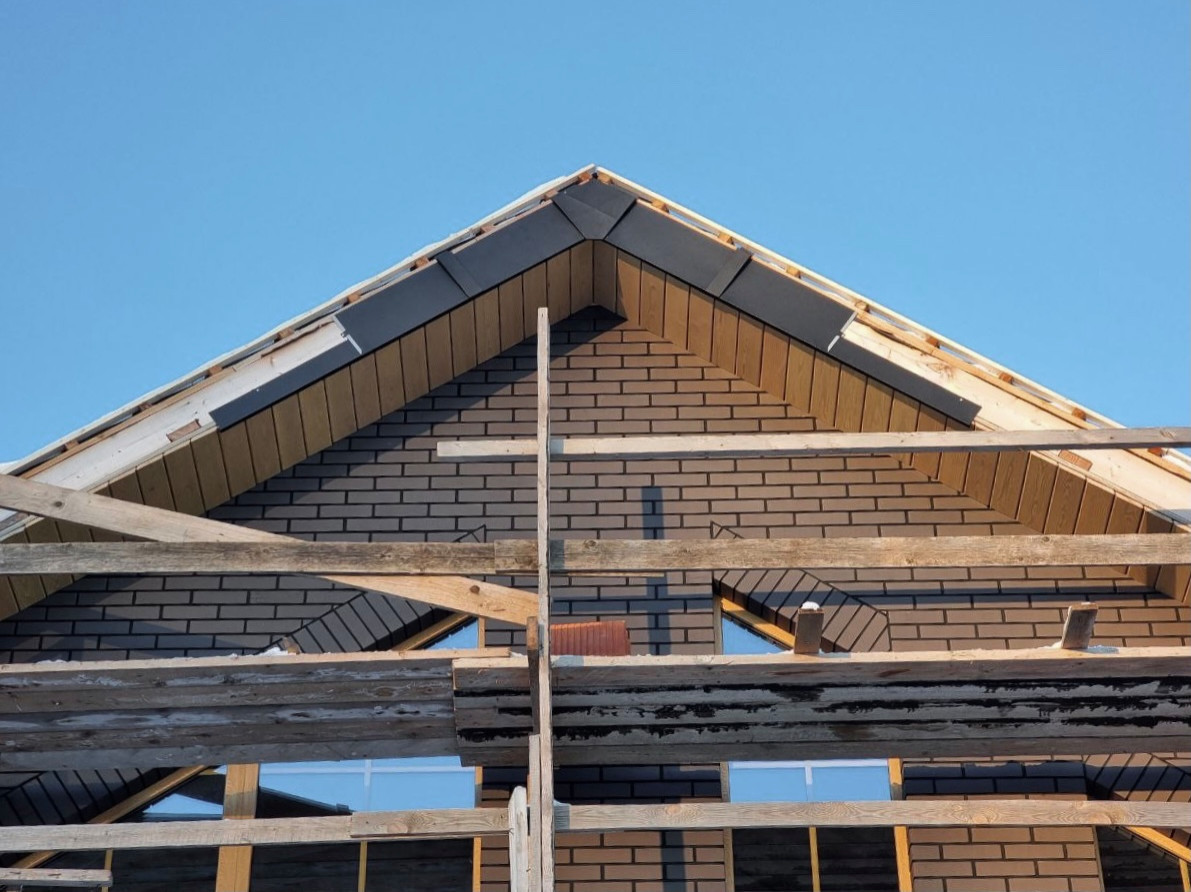 Подшивка свесов. Комбинация из планкена (лиственница) и фальца (сталь SSAB)