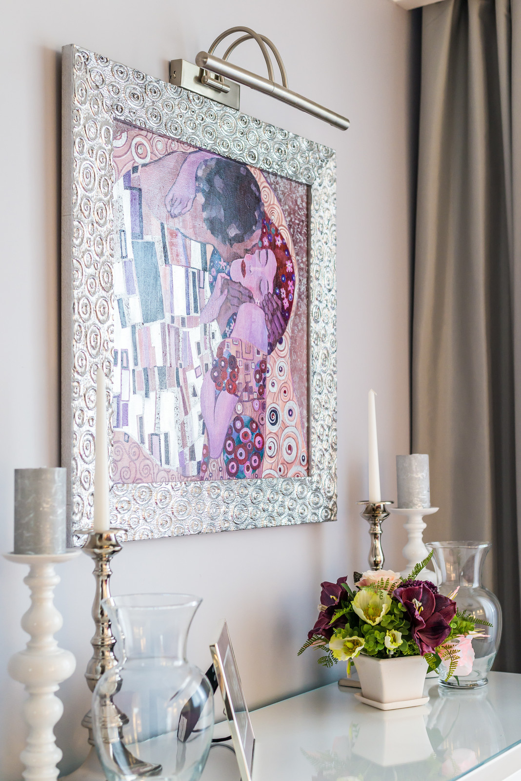 Фрагмент спальной зоны.Картина над комодом, исполнениеавтора проекта.