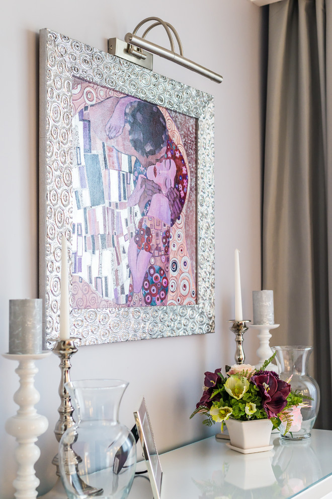 Фрагмент спальной зоны.Картина над комодом, исполнениеавтора проекта.