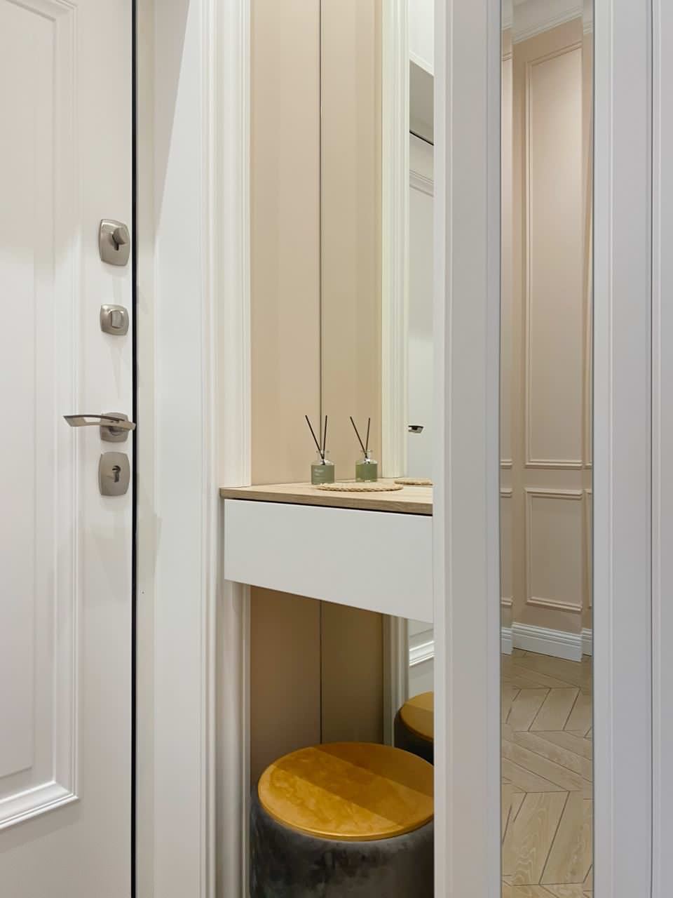 Обложка проекта: ЖК «Бенуа», гардеробный шкаф в прихожей