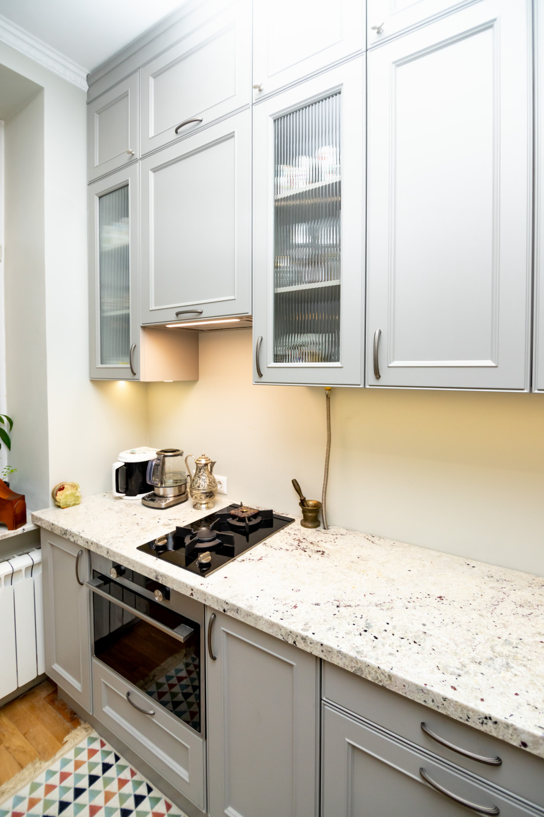 Светло-серая кухня в классическом стиле