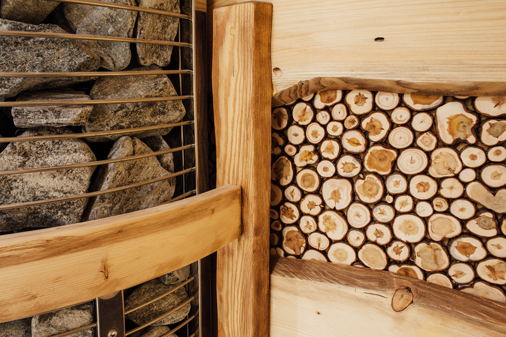 Панно из можжевельника.