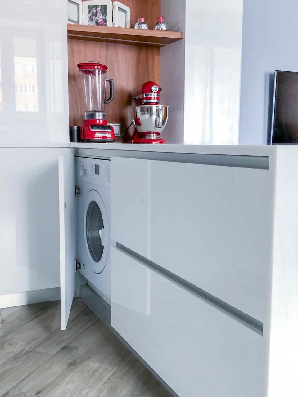 Белая островная кухня с акриловыми фасадами и шпоном в стиле минимализм.