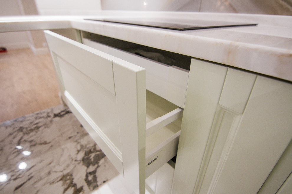 Минималистичная белая кухня с барной стойкой