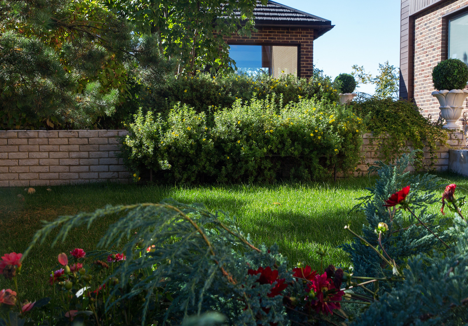 Сад на Пятницком шоссе.  Дизайнер Лариса Юрова