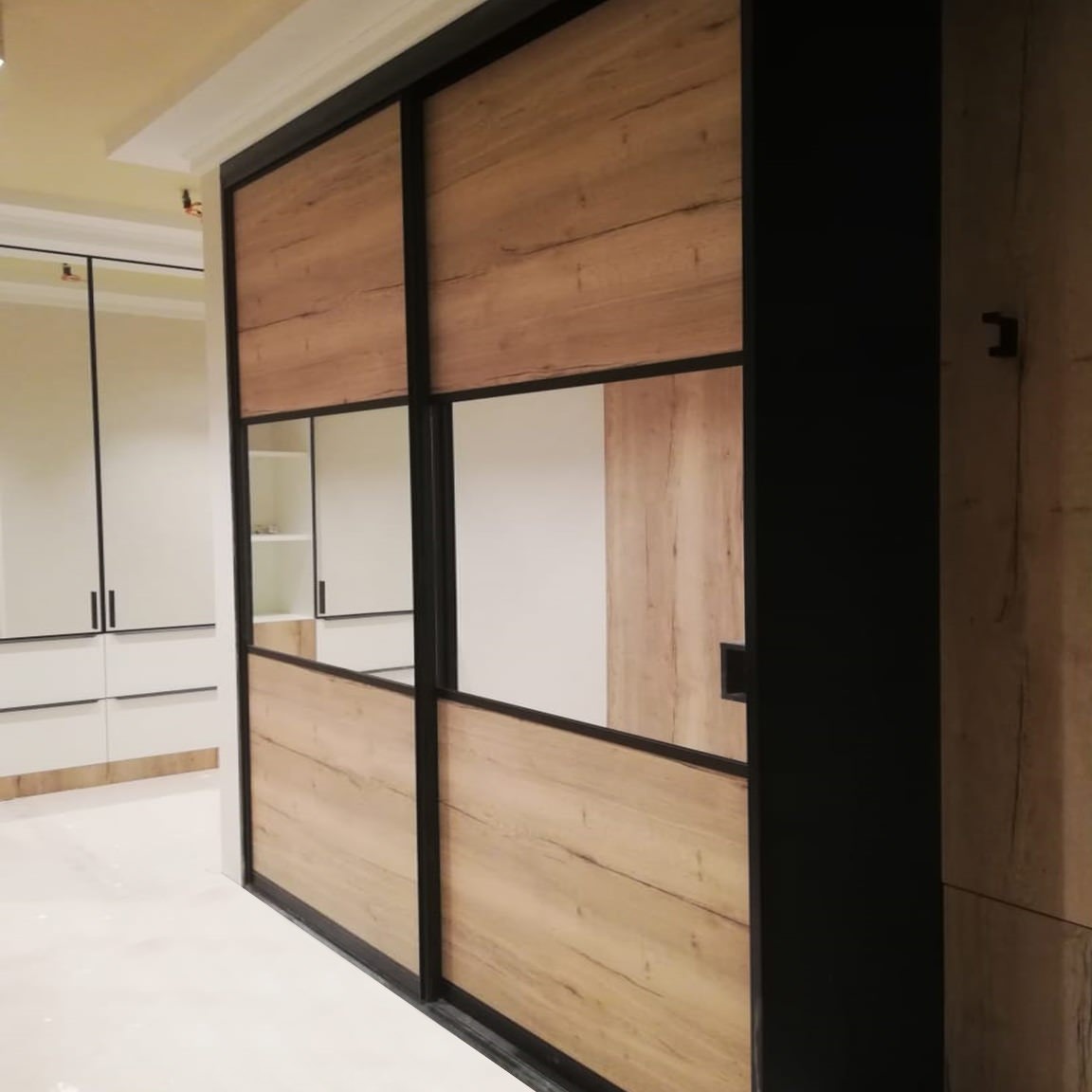 Шкаф-купе с зеркальной вставкой