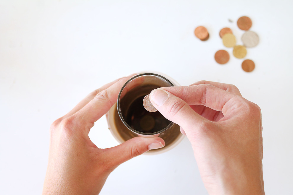 Своими руками: Делаем вазы из стакана и цемента