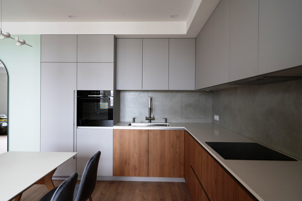 Еще одна серая кухня в большом проекте современной московской квартиры