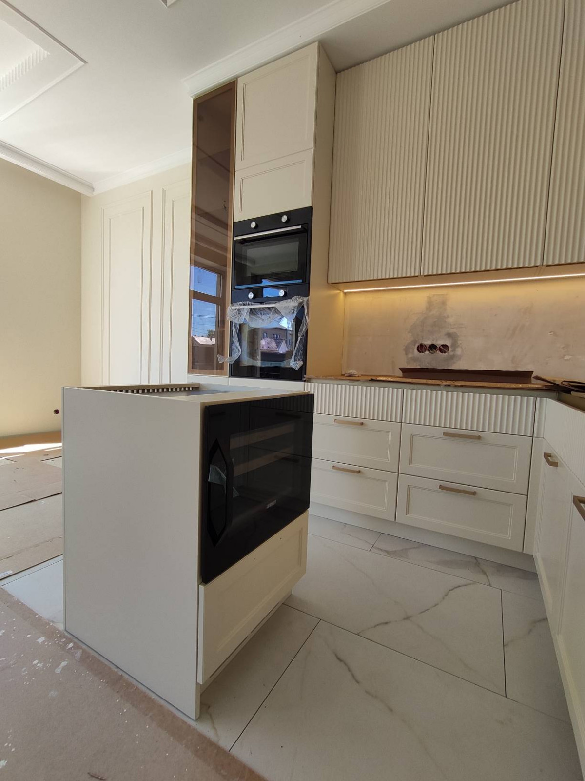 Кухонный гарнитур с фрезерованными фасадами в дом