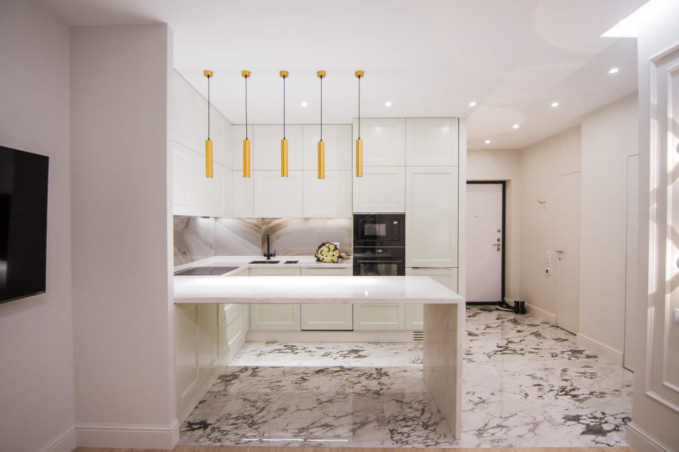 Минималистичная белая кухня с барной стойкой