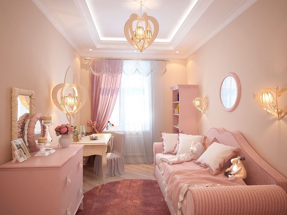 У Ростральных колонн