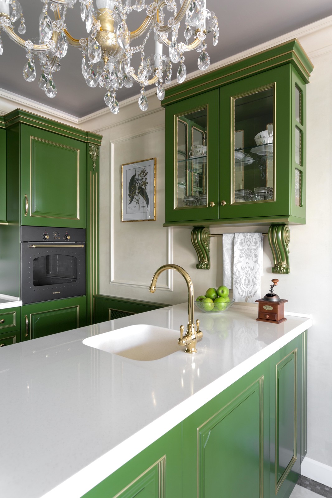 Квартира с зелёной кухней и романтичной ванной