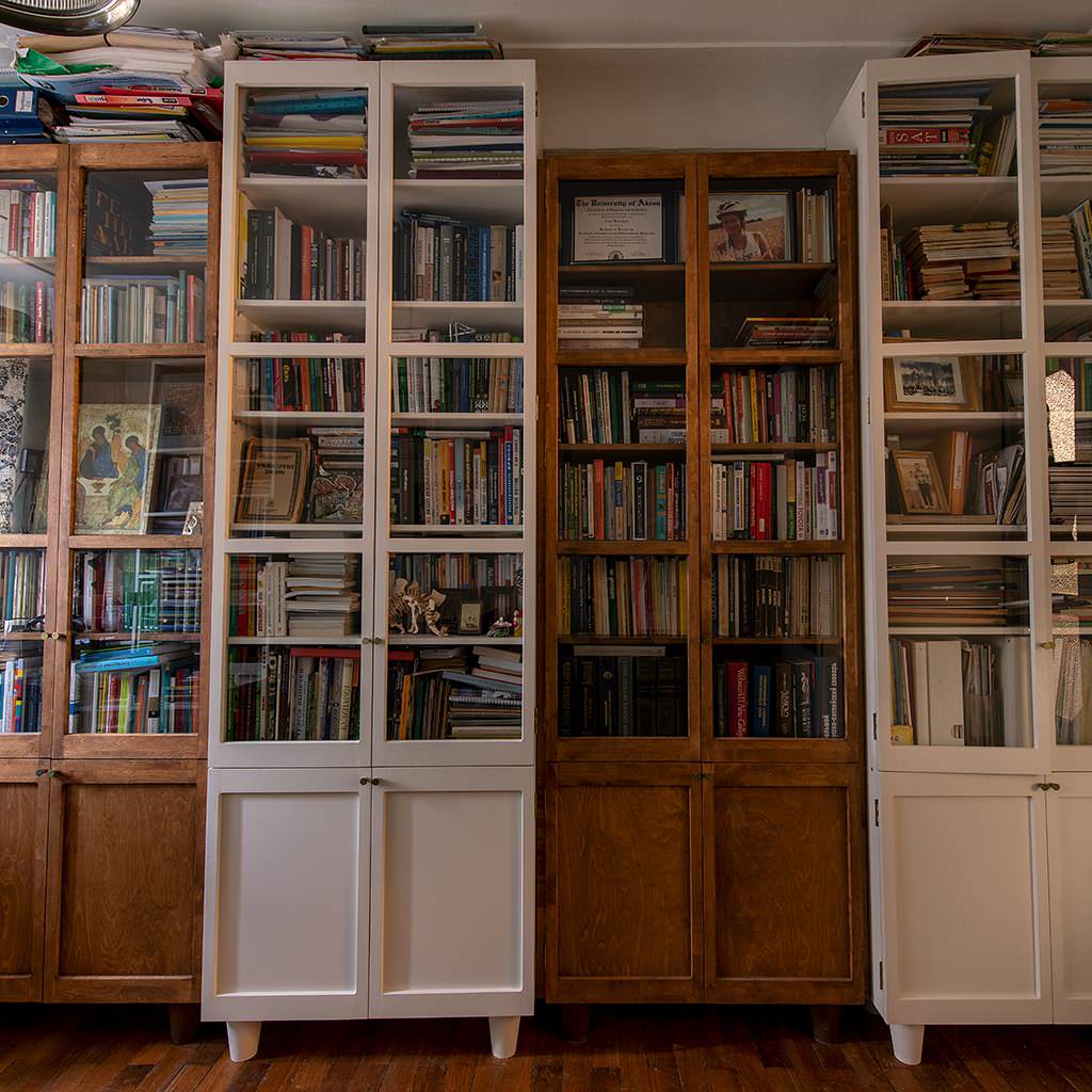 Библиотека в старой питерской квартирке