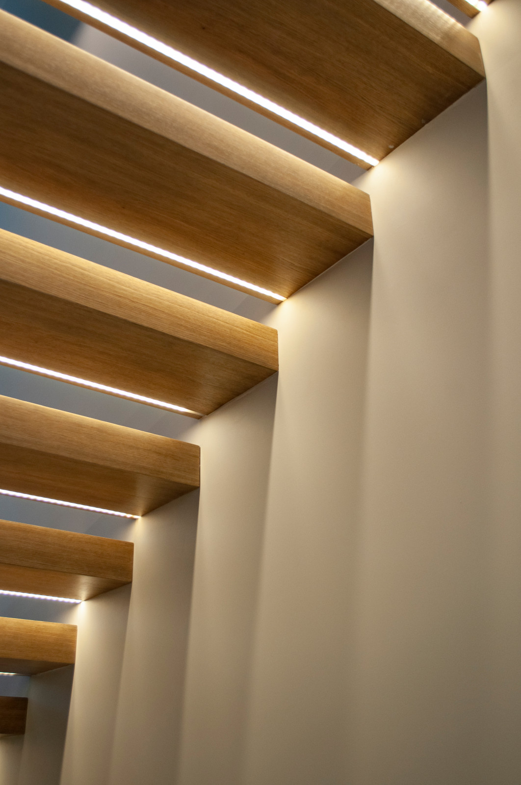 Лестница консольная с подсветкой