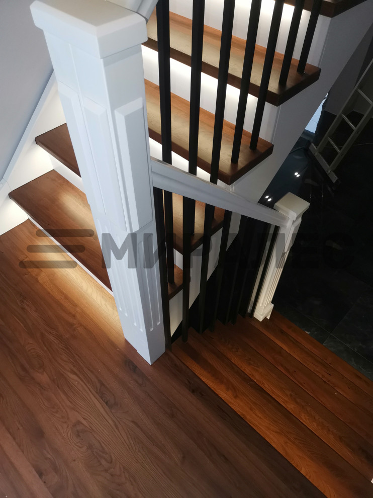 Облицовка дубом П-образной бетонной лестницы