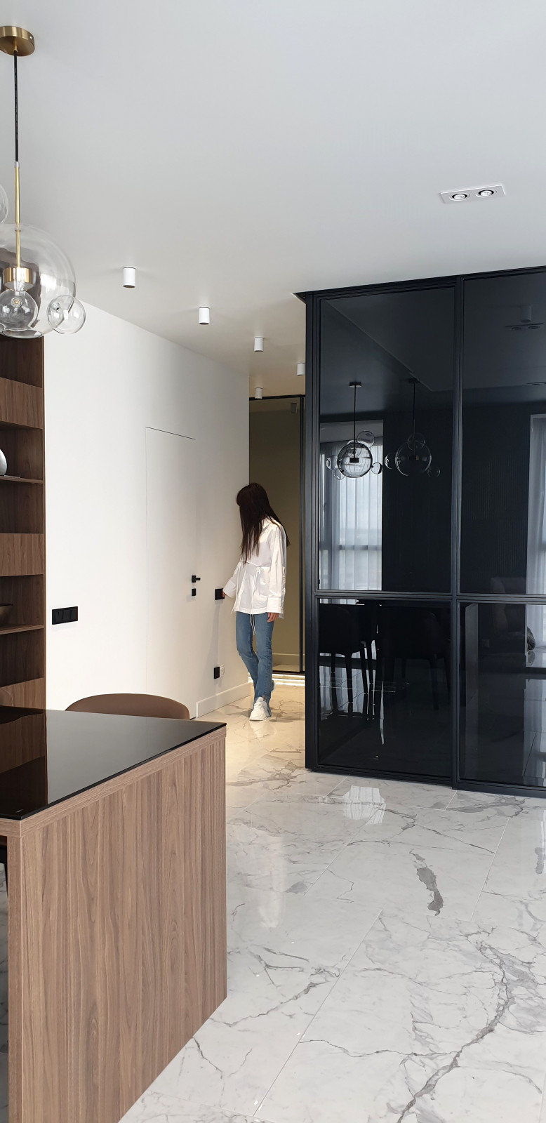 Обложка проекта: Continuation.Автор проекта в интерьере.