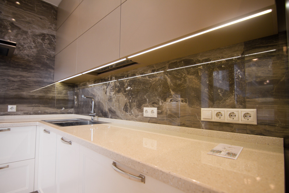 Бело-серая кухня в современном стиле