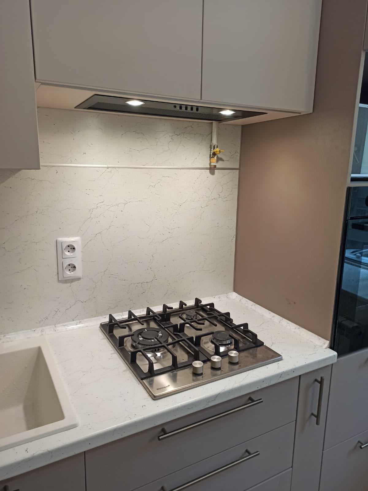 Небольшая кухня в бежевых тонах с комодом