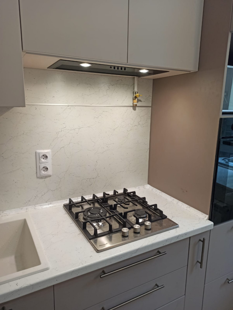 Небольшая кухня в бежевых тонах с комодом