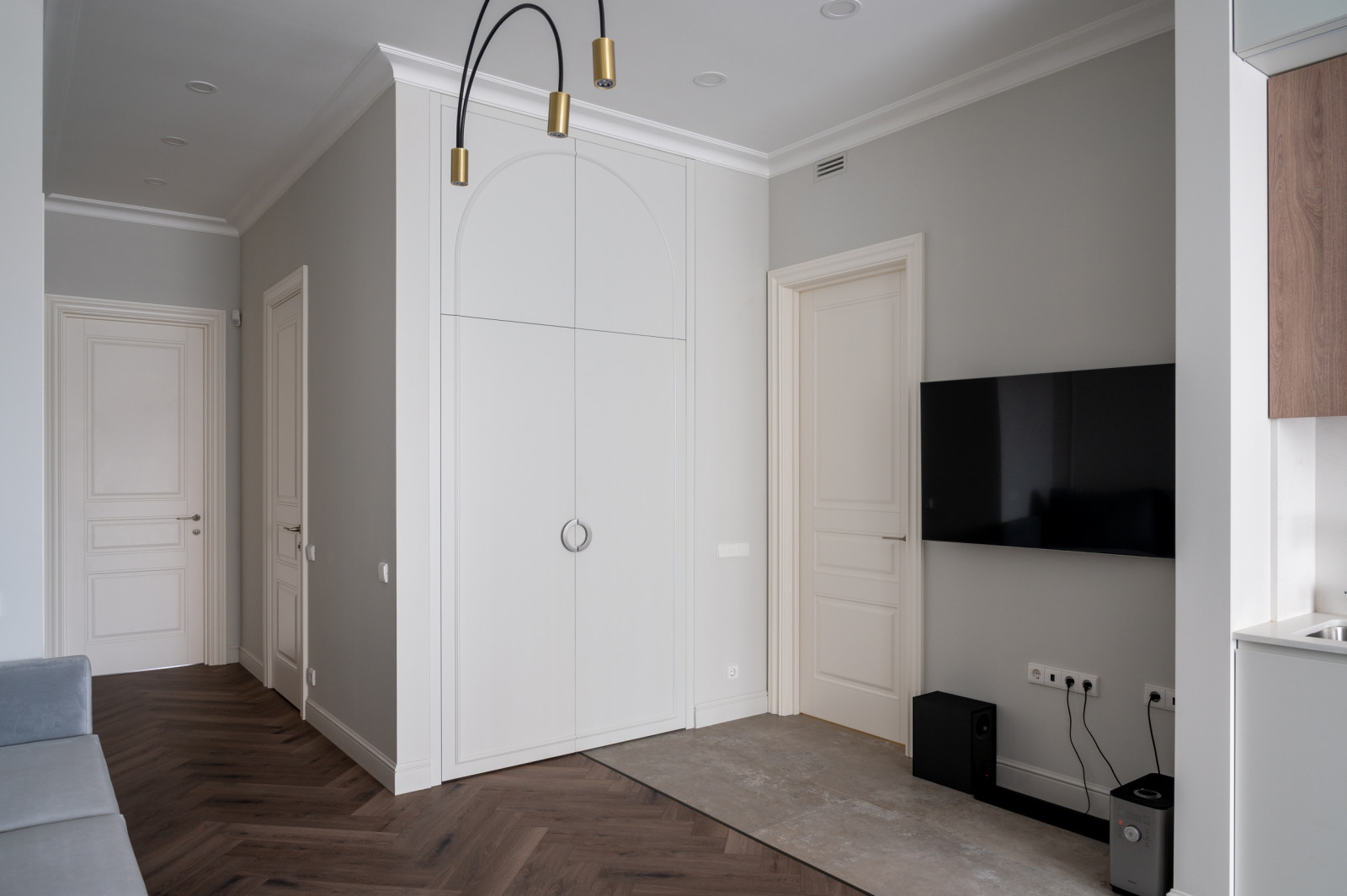 Шкаф с декоративной аркой