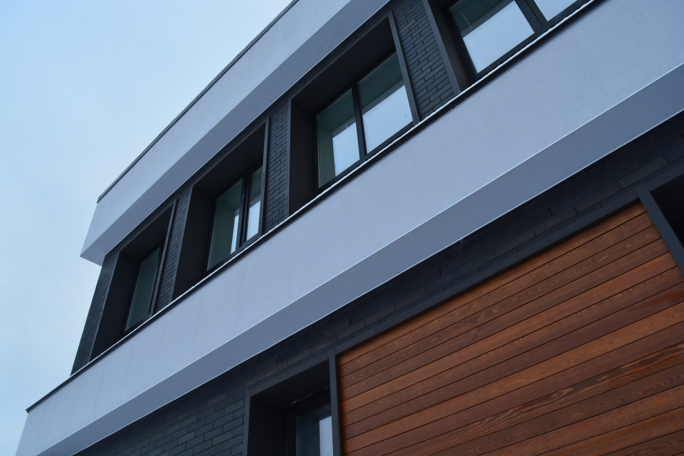 Дом в современном стиле. Кирпич и планкен.