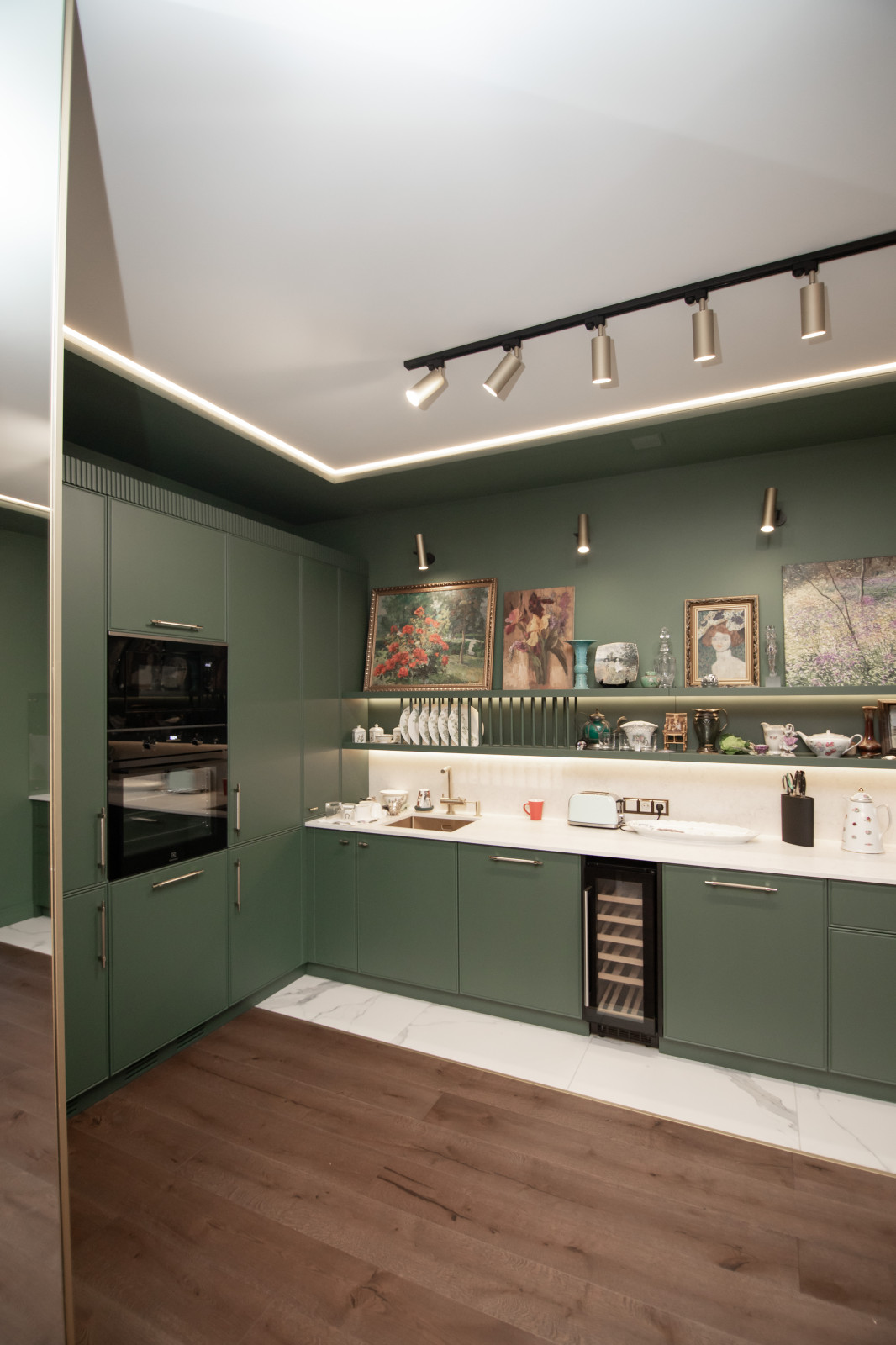 Стильная неоклассическая кухня в темно-изумрудном цвете