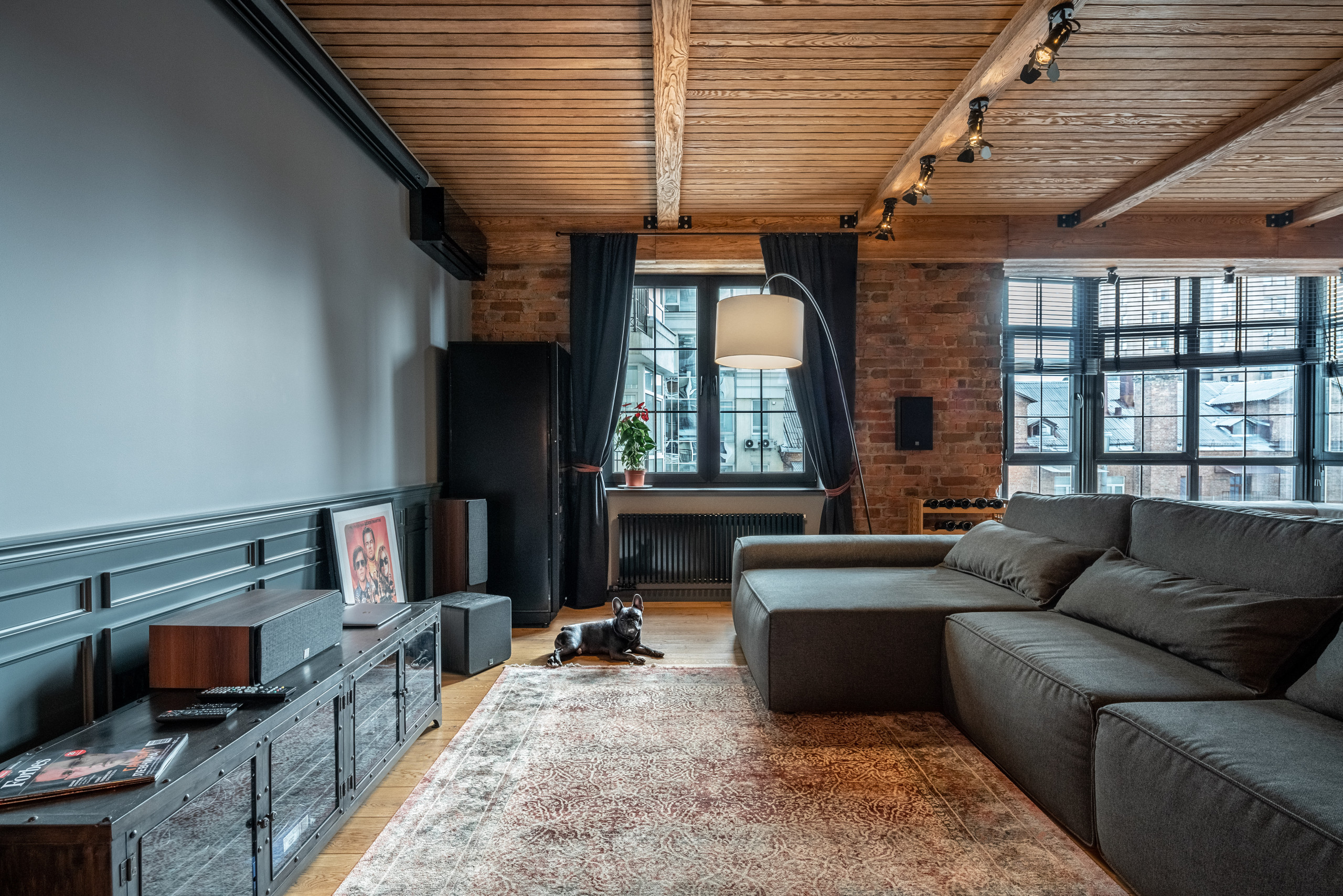 Проект недели: Кухня с «барной» атмосферой и кинотеатром