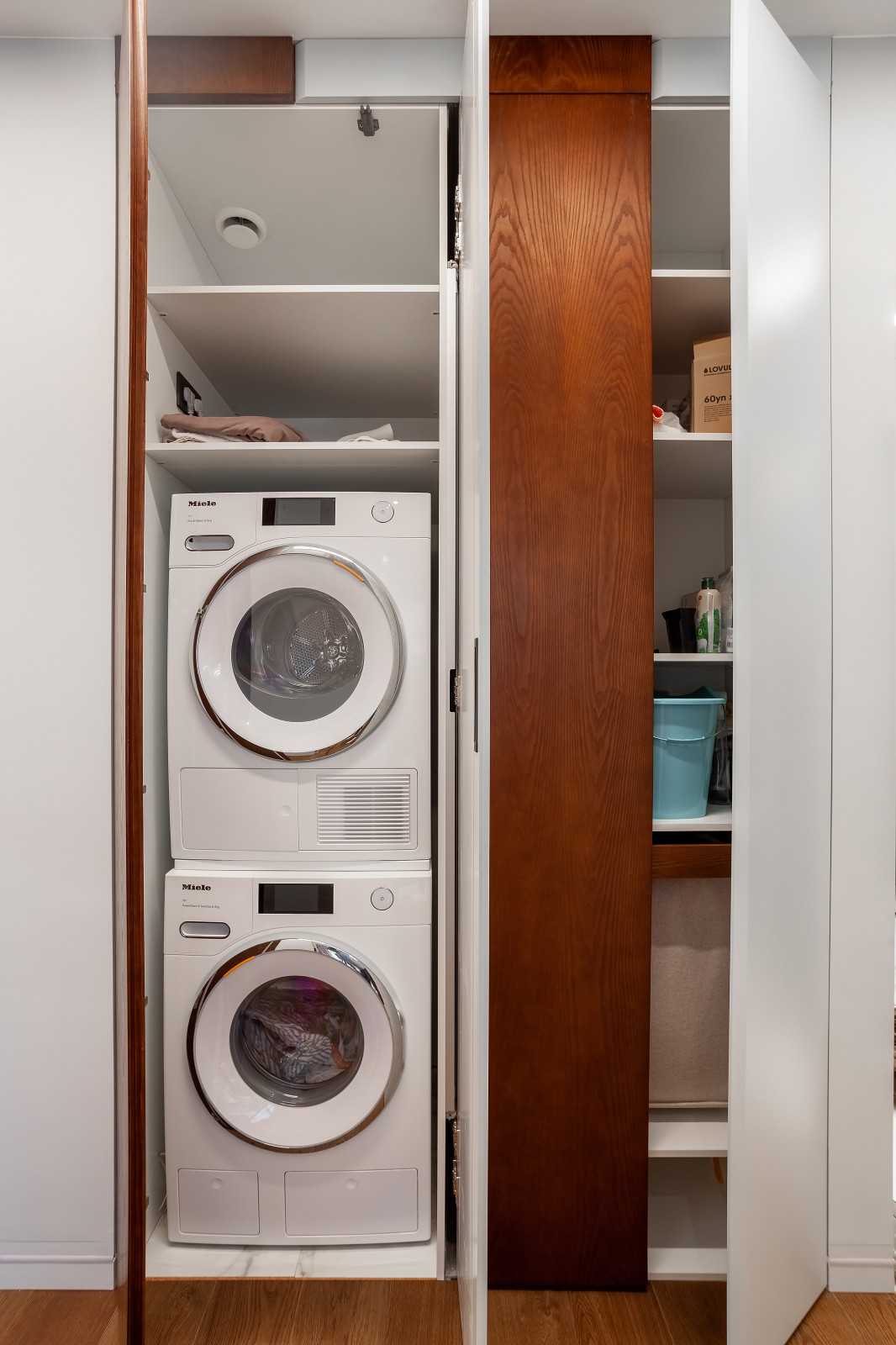 Шкаф в постирочной с системой задвижных фасадов Hafele