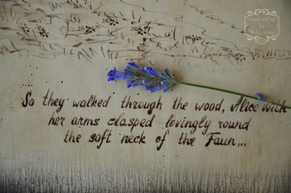 Рисунки в авторской технике на дубовой доске. "Алиса в зазеркалье", сюжеты Д. Тэ